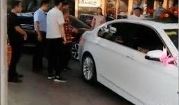 最新悬浮车爆料新闻视频,神秘视频揭秘未来出行新趋势